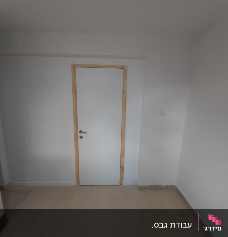 דלת עץ לבנה עם מסגרת עץ בקיר גבס